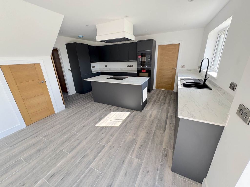 Property photo 2 of 20 Kitchen2