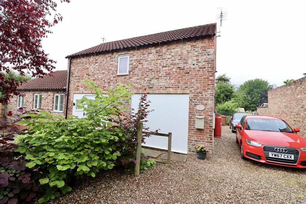 Property photo 1 of 28