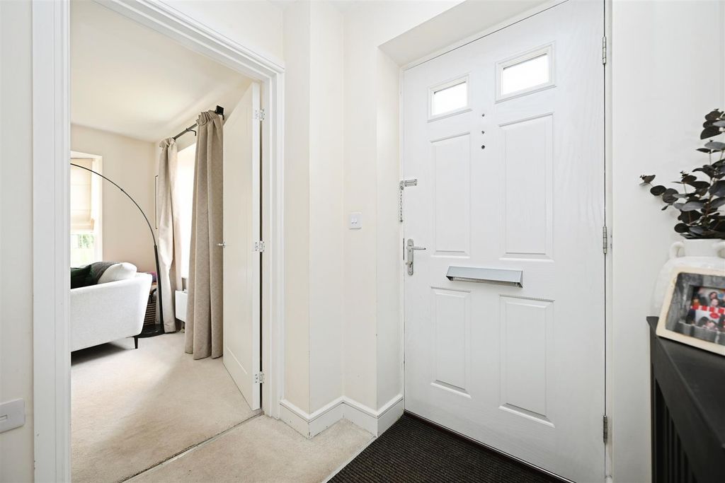 Property photo 3 of 28 Entrance Hall