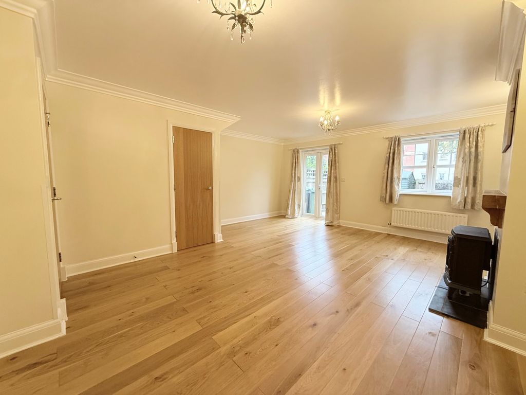 Property photo 3 of 12 Lounge