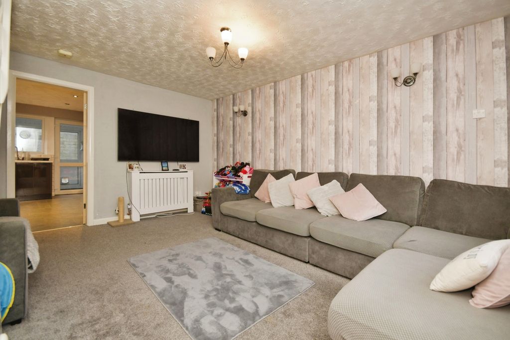 Property photo 2 of 15 Lounge