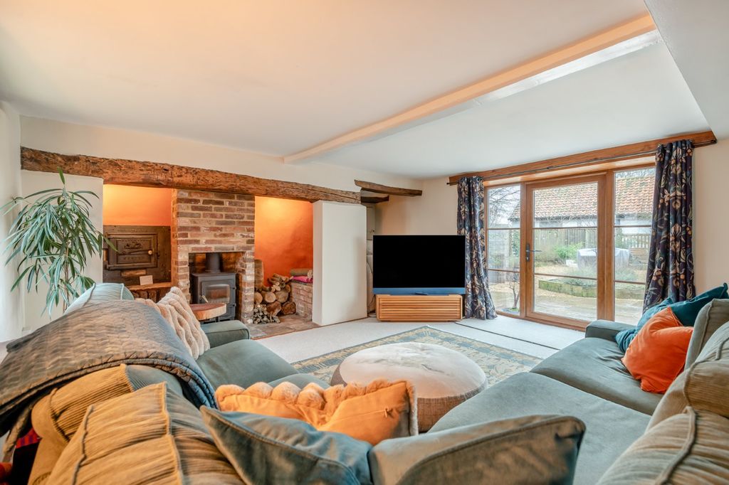 Property photo 2 of 22 Sitting Room