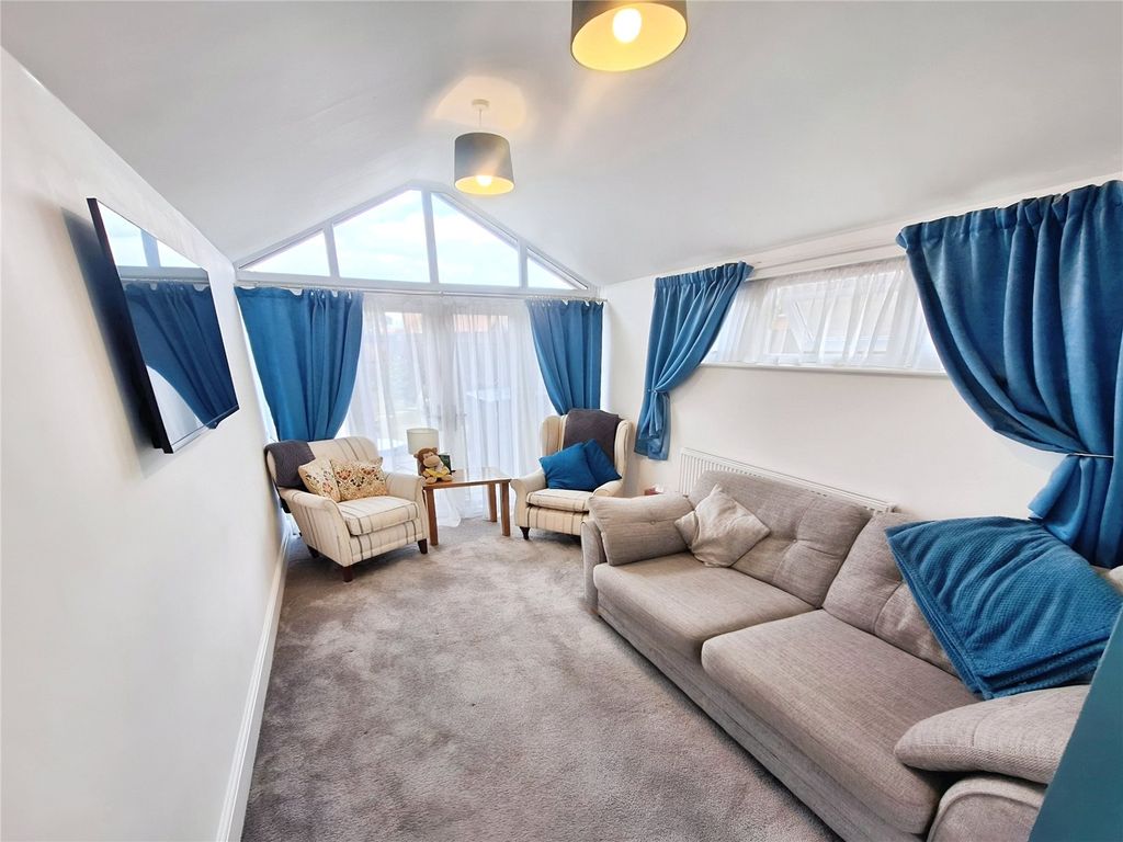 Property photo 2 of 9 Lounge/Conservatory