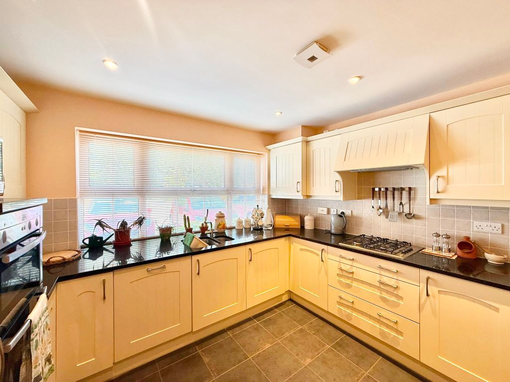 Property photo 2 of 9 Kitchen