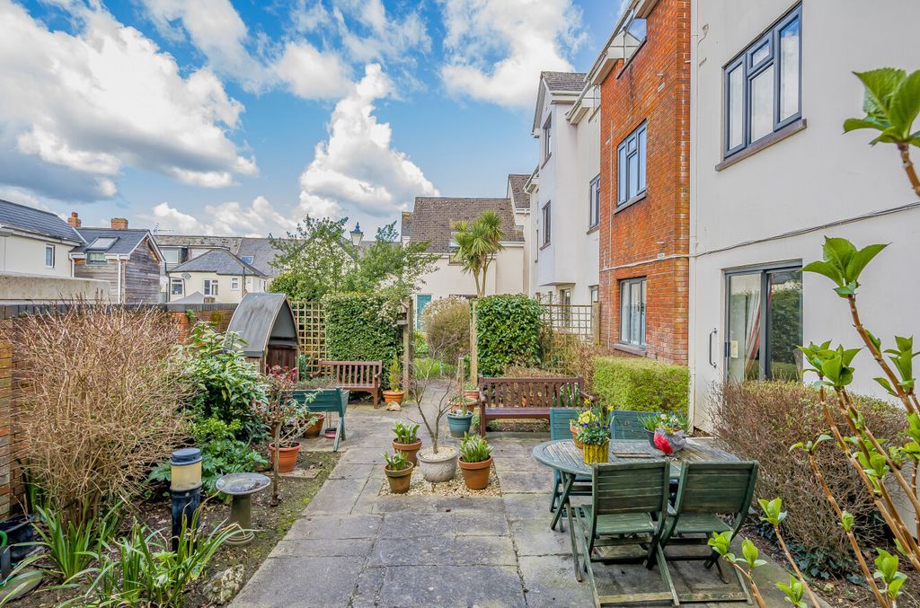 Property photo 2 of 17 Communal Garden