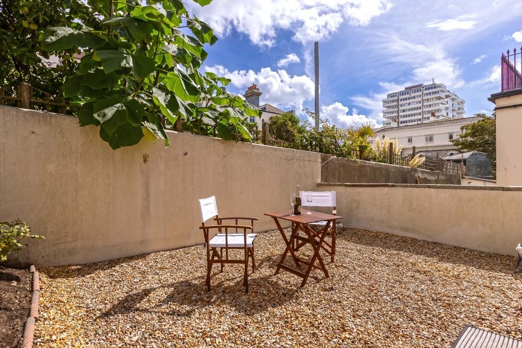 Property photo 2 of 15 Sillwood Place_13.Jpg