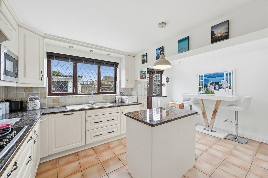 Property photo 3 of 13 Thurnham Way