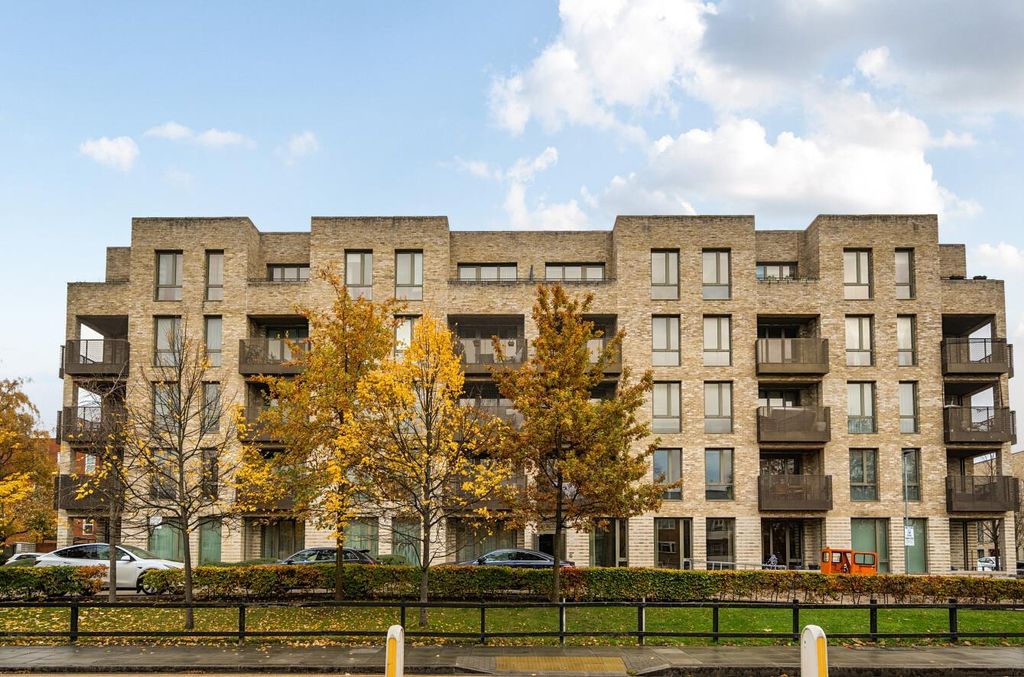 Property photo 1 of 10 Davidson Frost-Wellings, Dfw, Welford Court, Edgwa