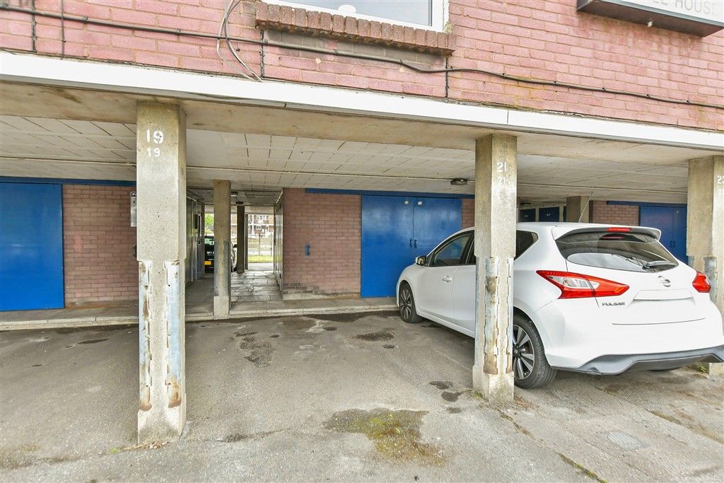 Property photo 2 of 8 Driveway/Parking