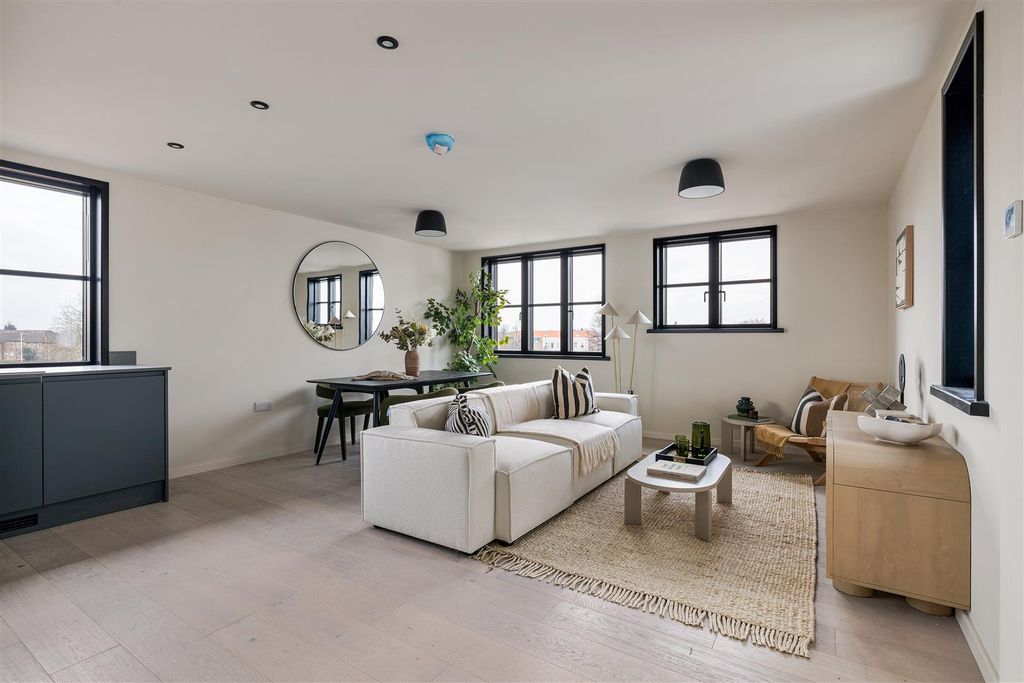 Property photo 1 of 43 Harley Court, E11