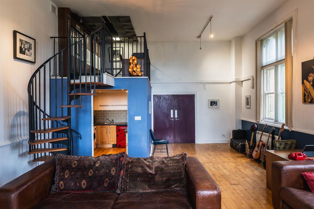 Property photo 1 of 15 Lounge