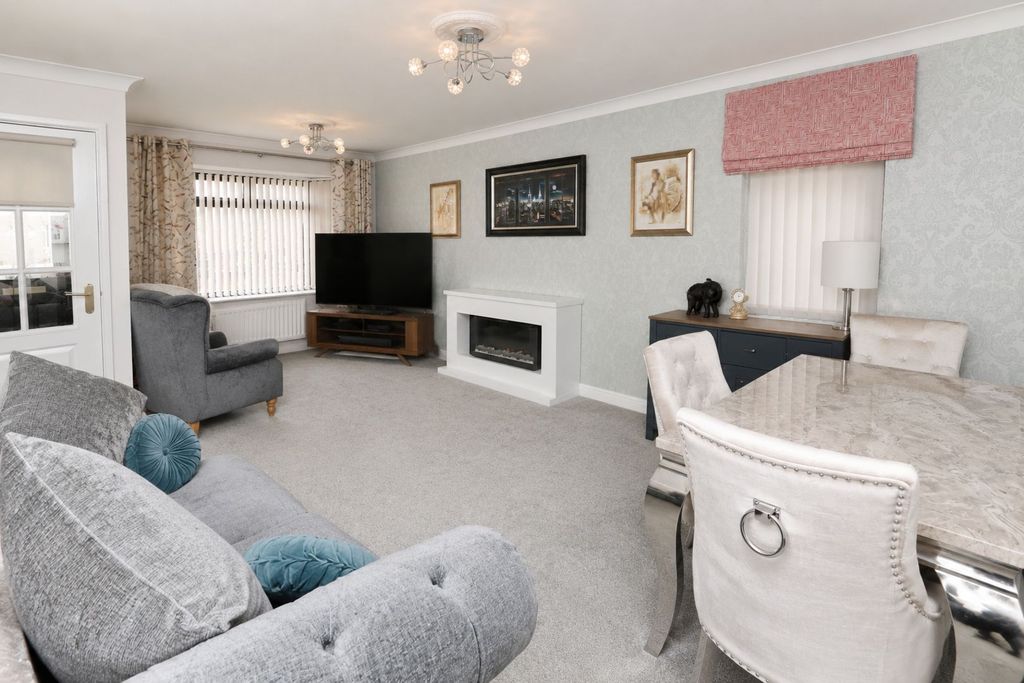 Property photo 2 of 16 Lounge