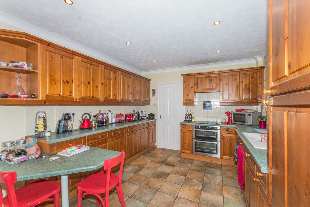 Property photo 3 of 8 Kitchen