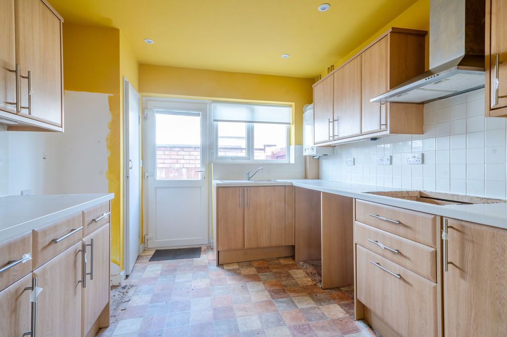 Property photo 2 of 8 Kitchen