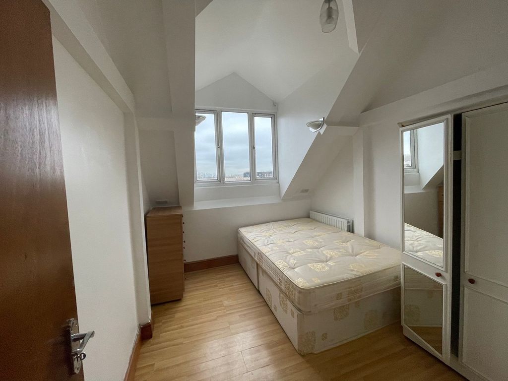 Property photo 3 of 7 Bedroom 1