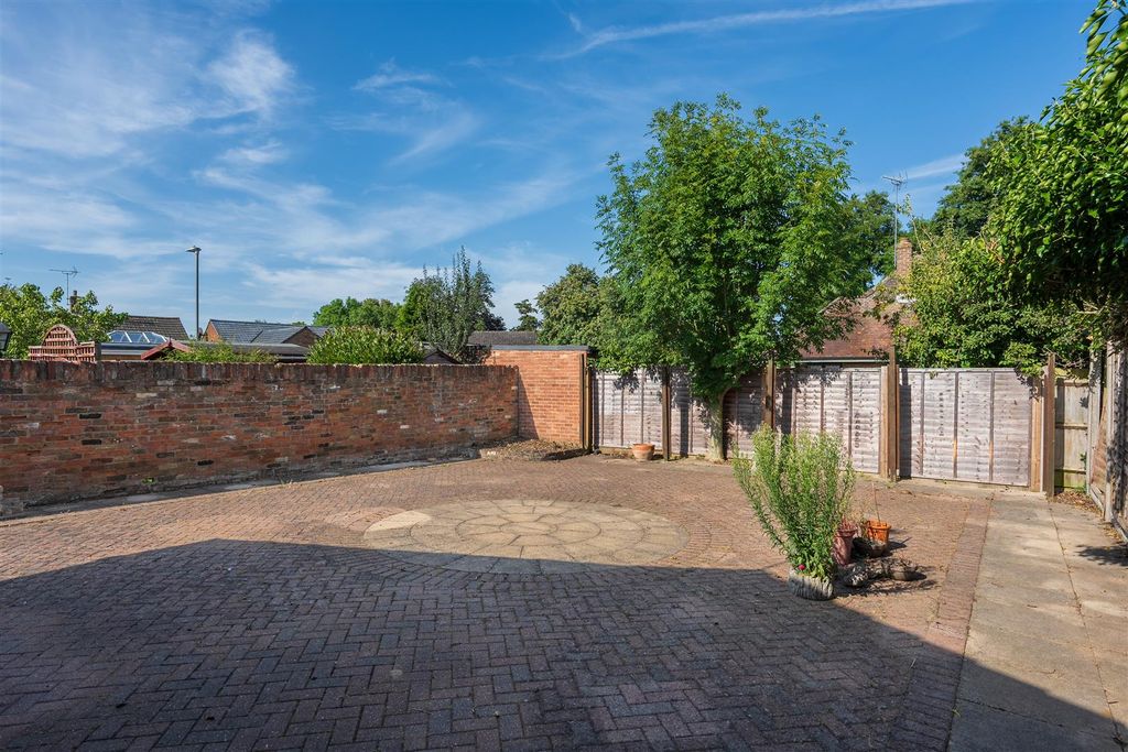 Property photo 3 of 13 Garden