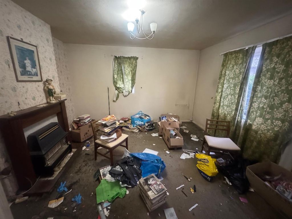 Property photo 2 of 8 Lounge.Jpg