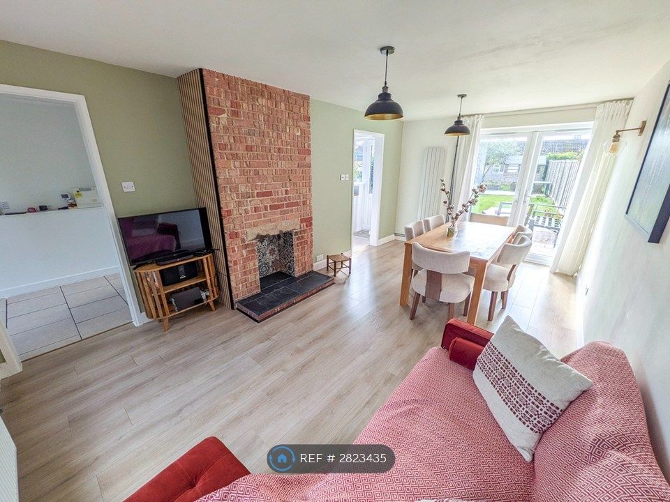 Property photo 1 of 20 Dining / Living Room