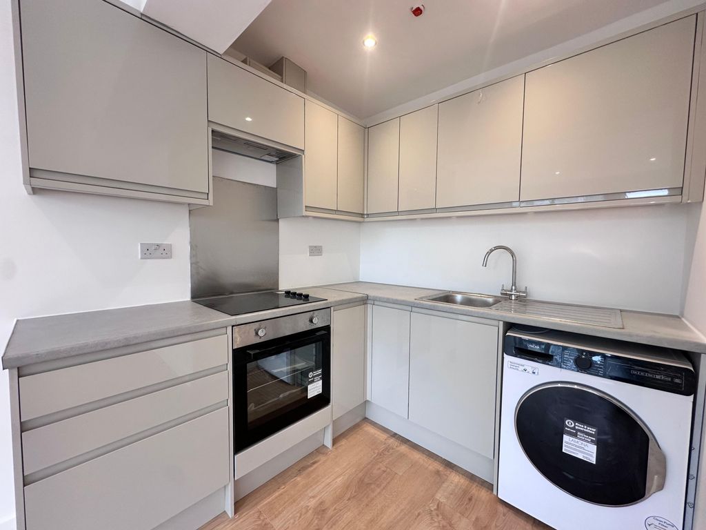 Property photo 1 of 7 2 Bed Flat To Rent Church Path, Croydon Cr0