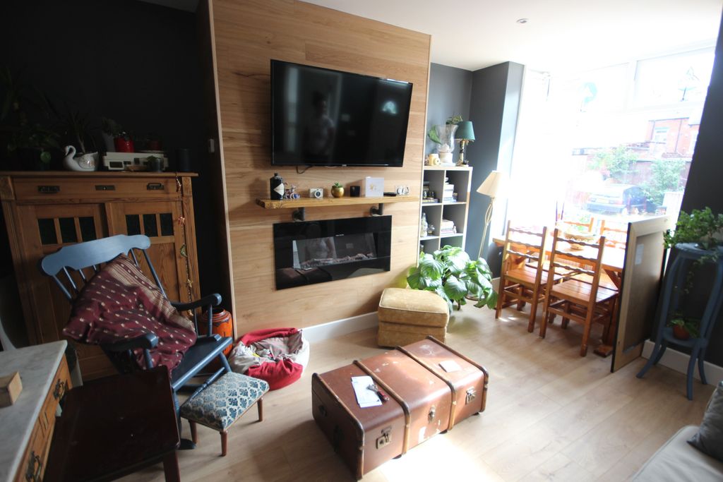 Property photo 2 of 11 5 Station Place Lounge 2