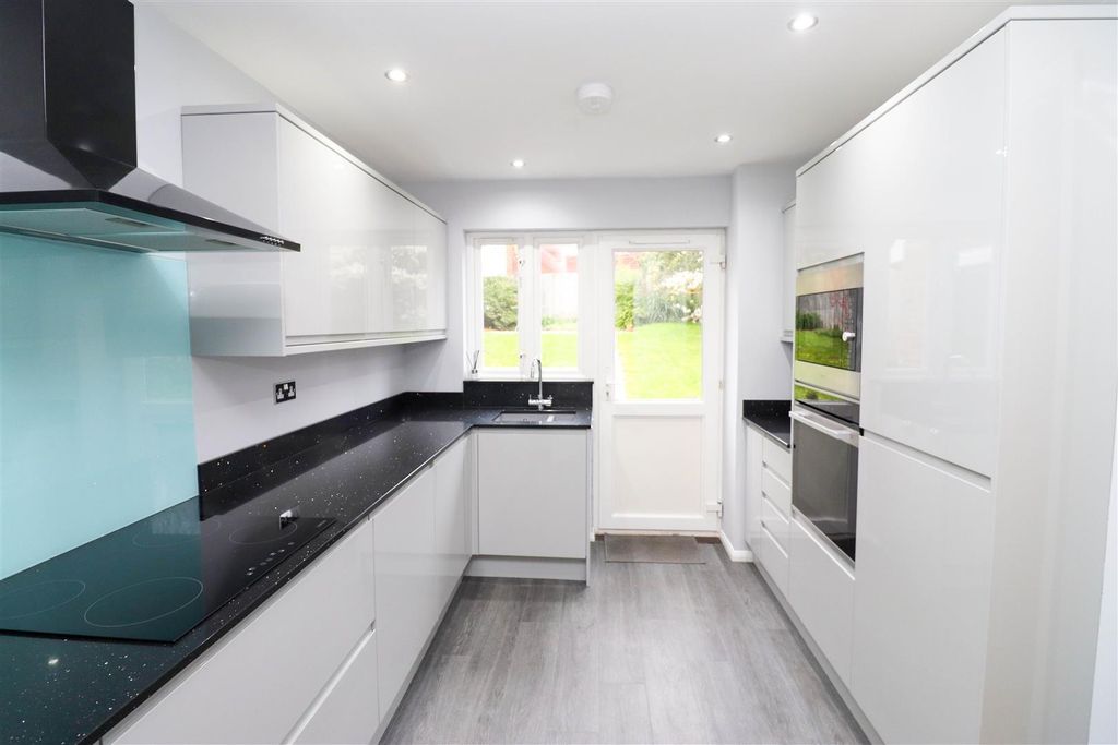 Property photo 3 of 21 Kitchen