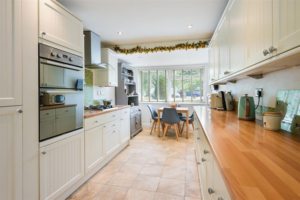 Property photo 2 of 26 Avenue Close, 10- (20).Jpg
