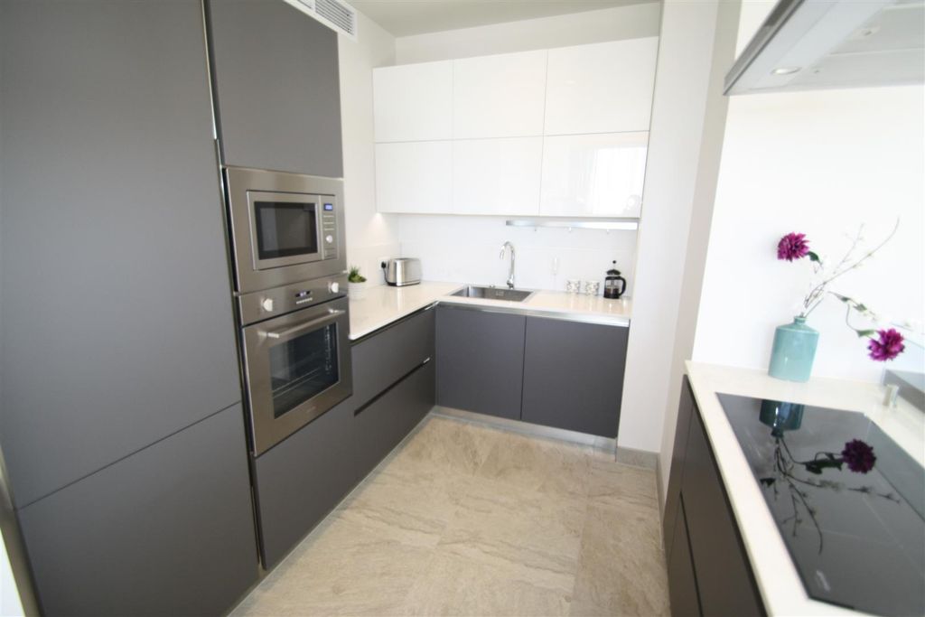 Property photo 3 of 12 Kitchen