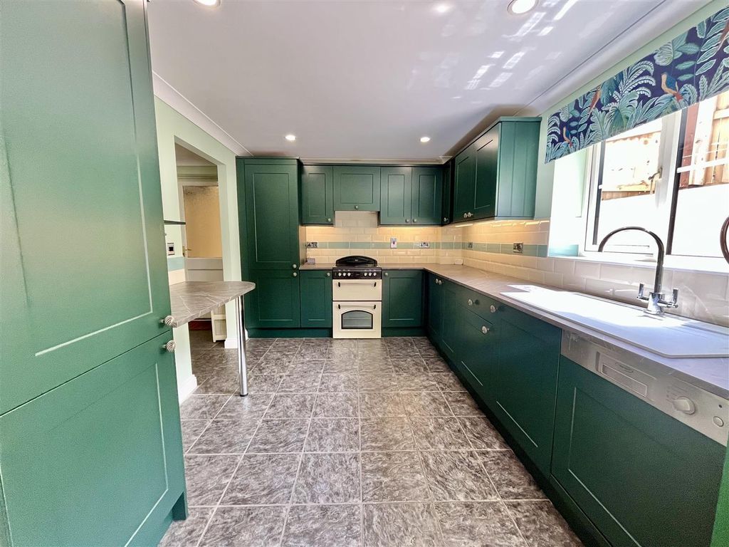 Property photo 3 of 18 Kitchen