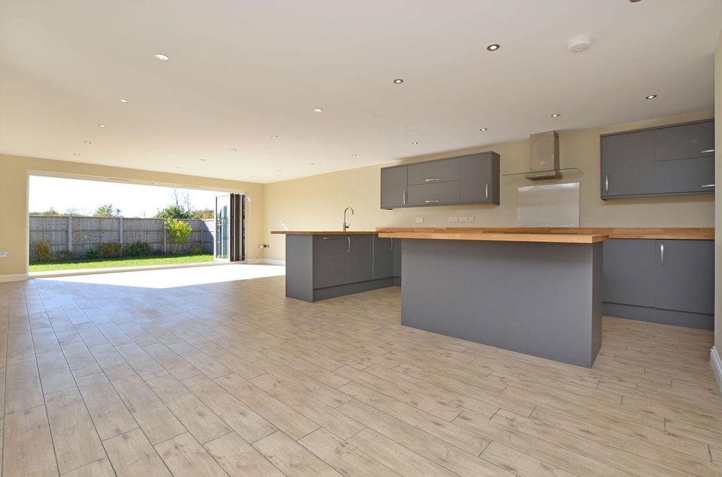 Property photo 2 of 22 2 - Kitchenliving-Space