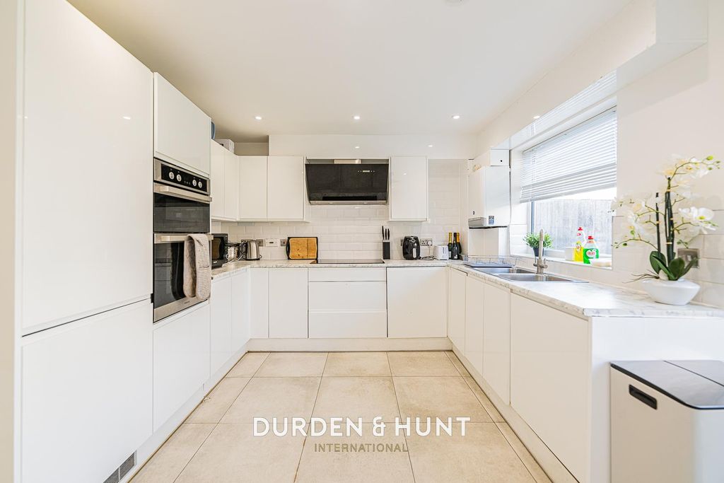 Property photo 2 of 25 Cowdray-21.Jpg