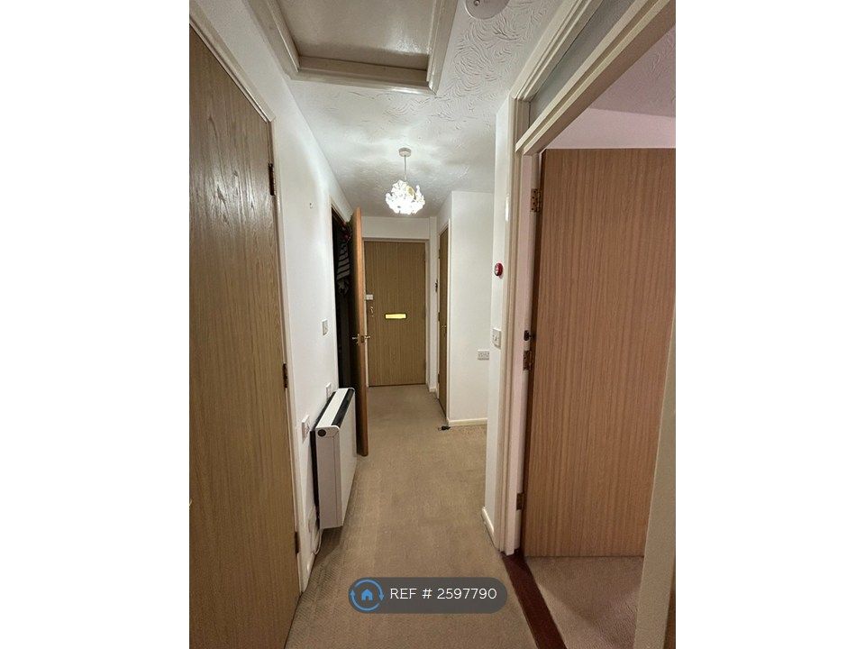 Property photo 3 of 7 Entrance Corridor