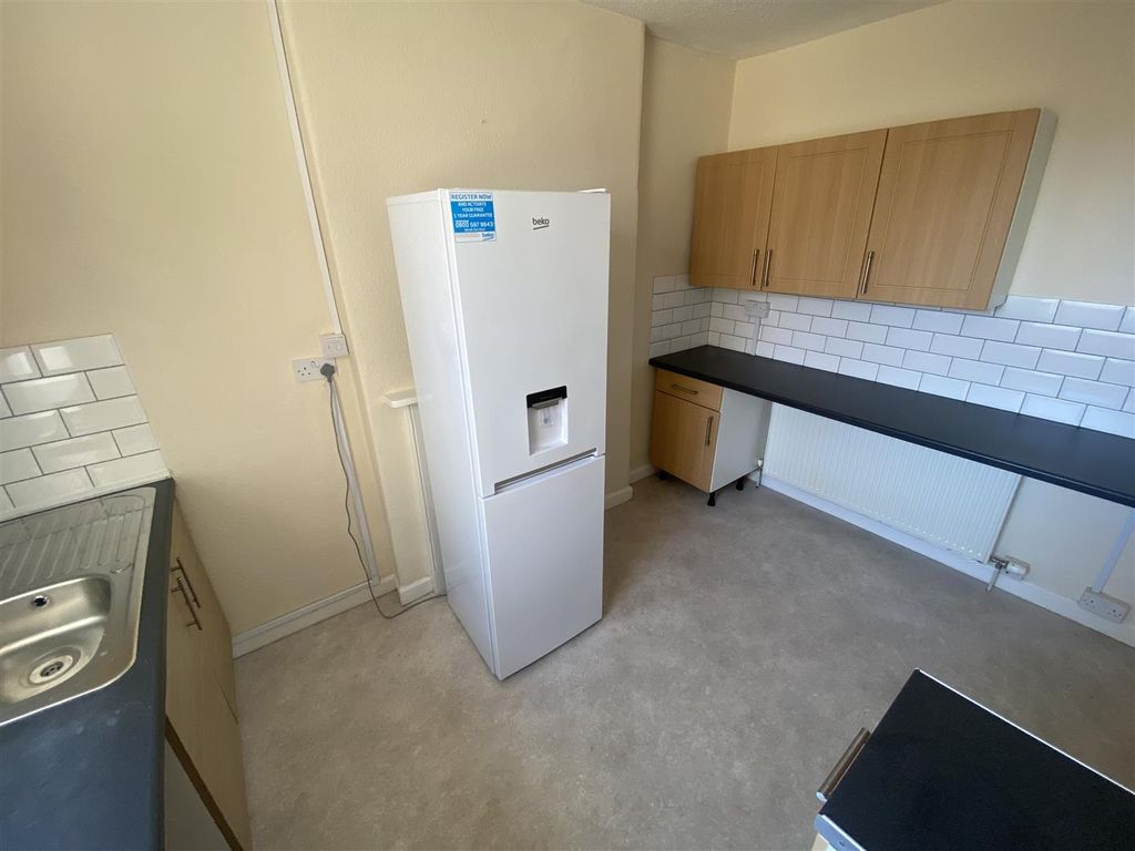 Property photo 3 of 9 Kitchen 1