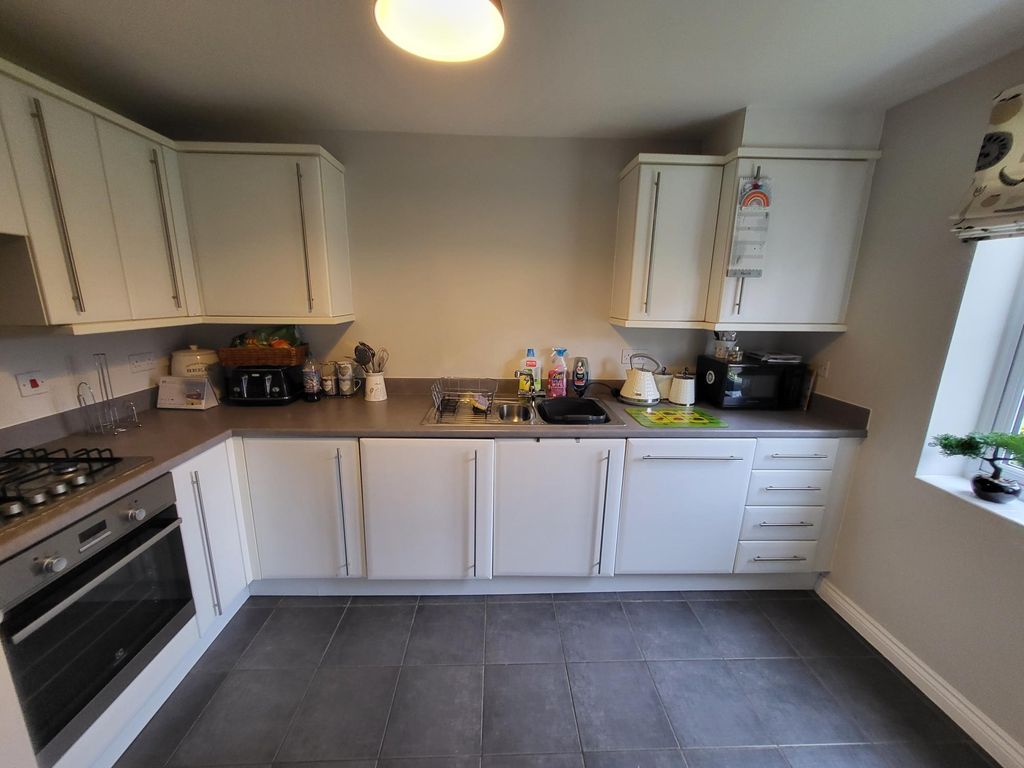Property photo 3 of 9 Kitchen