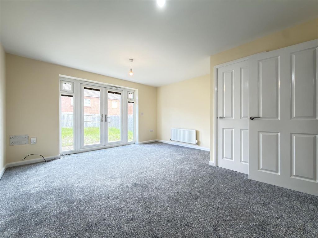 Property photo 2 of 10 Lounge