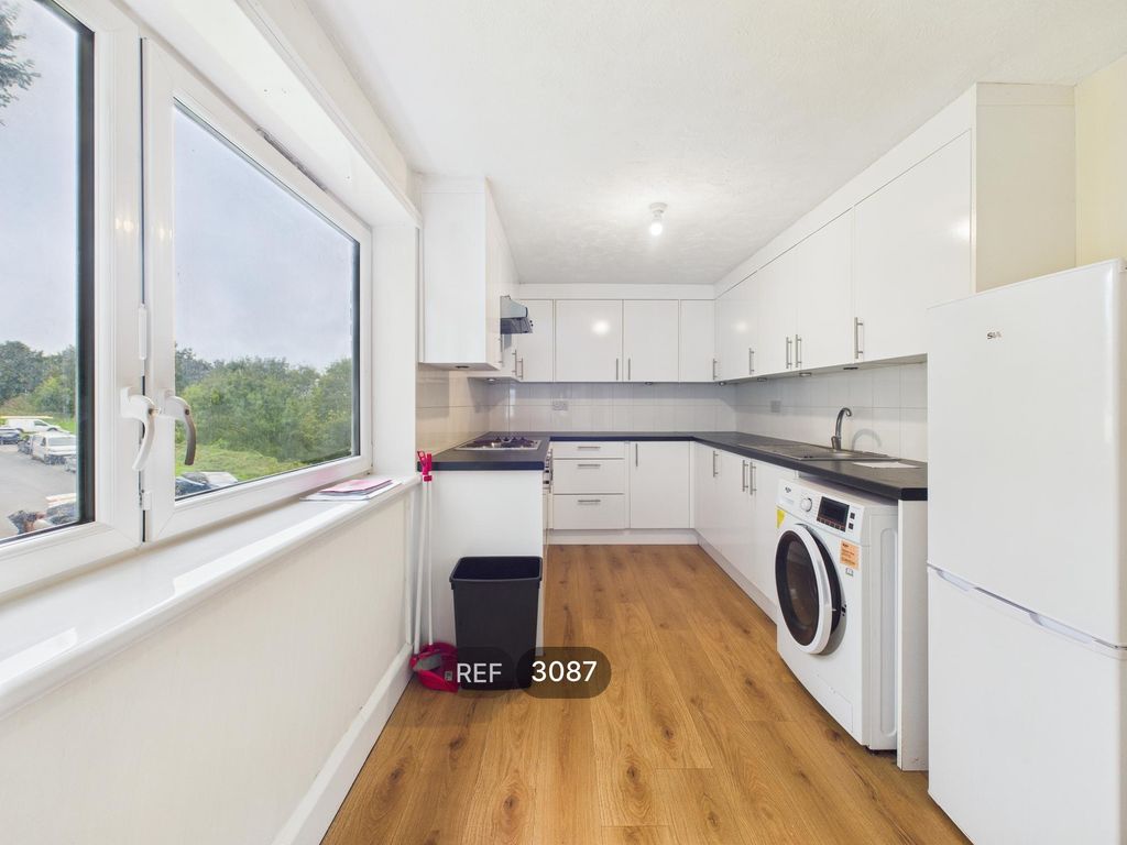 Property photo 2 of 10 Kitchen