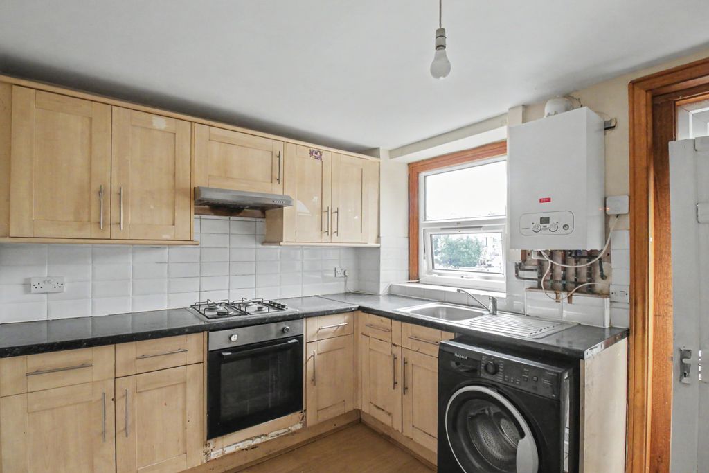 Property photo 3 of 17 Flats 1 & 2, 3 Scotts Road, Leyton, London, E10 6Ln