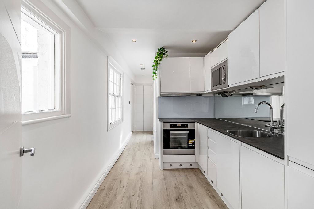 Property photo 2 of 10 Kitchen