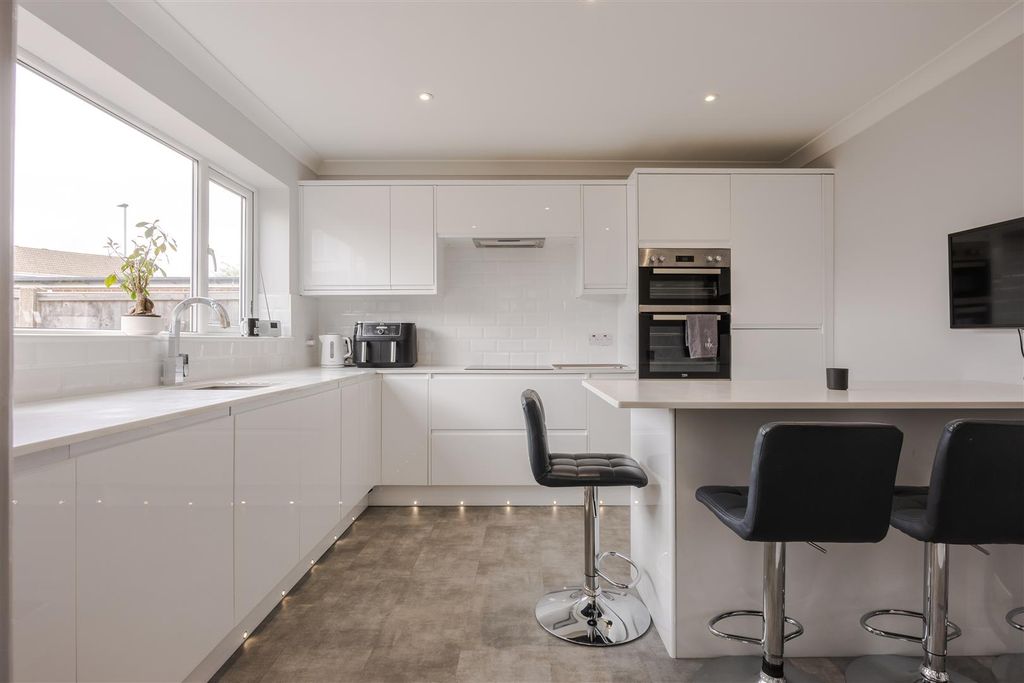 Property photo 2 of 18 Kitchen