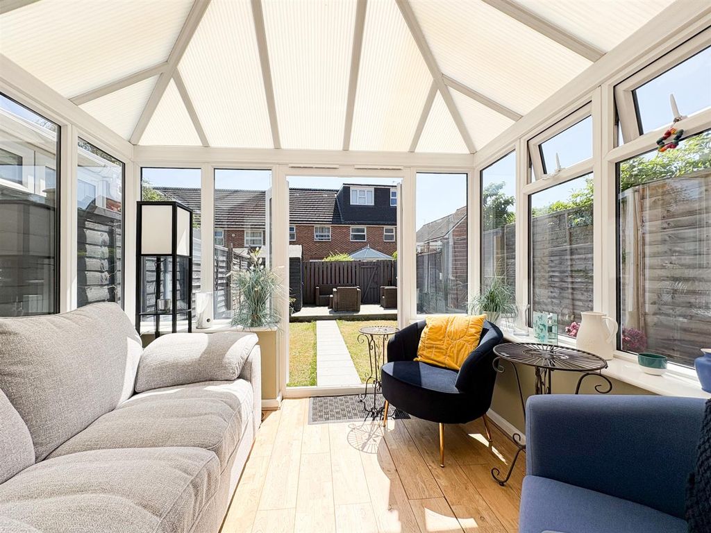 Property photo 2 of 20 Conservatory..Jpg