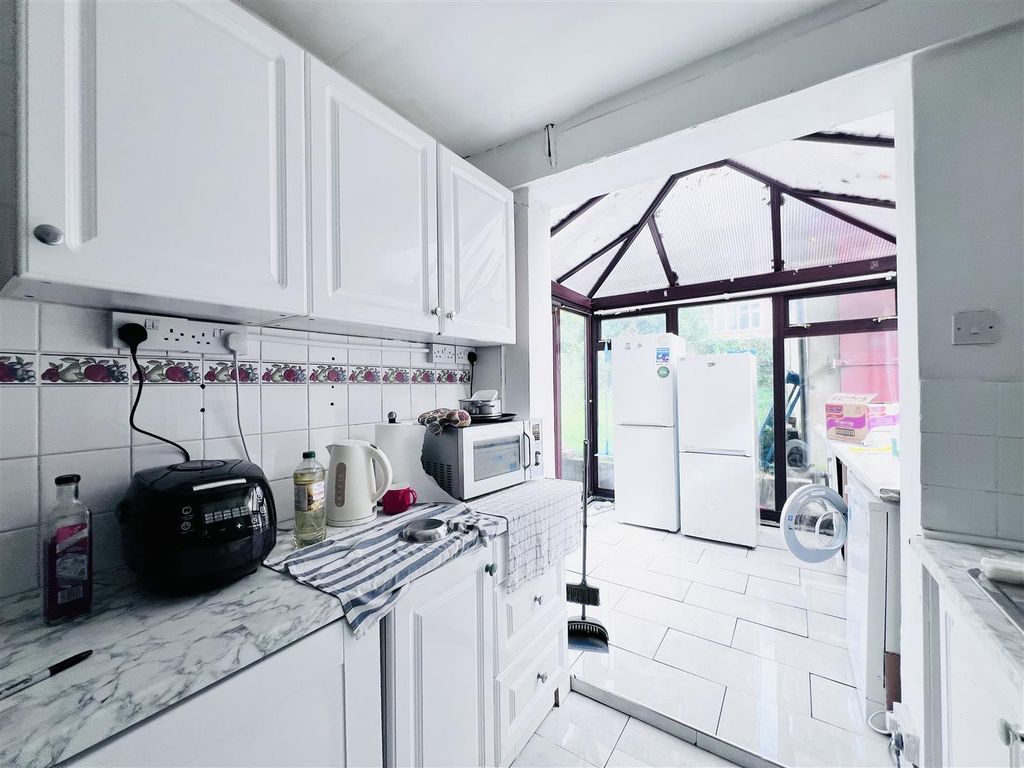 Property photo 2 of 10 Kitchen/ Conservatory