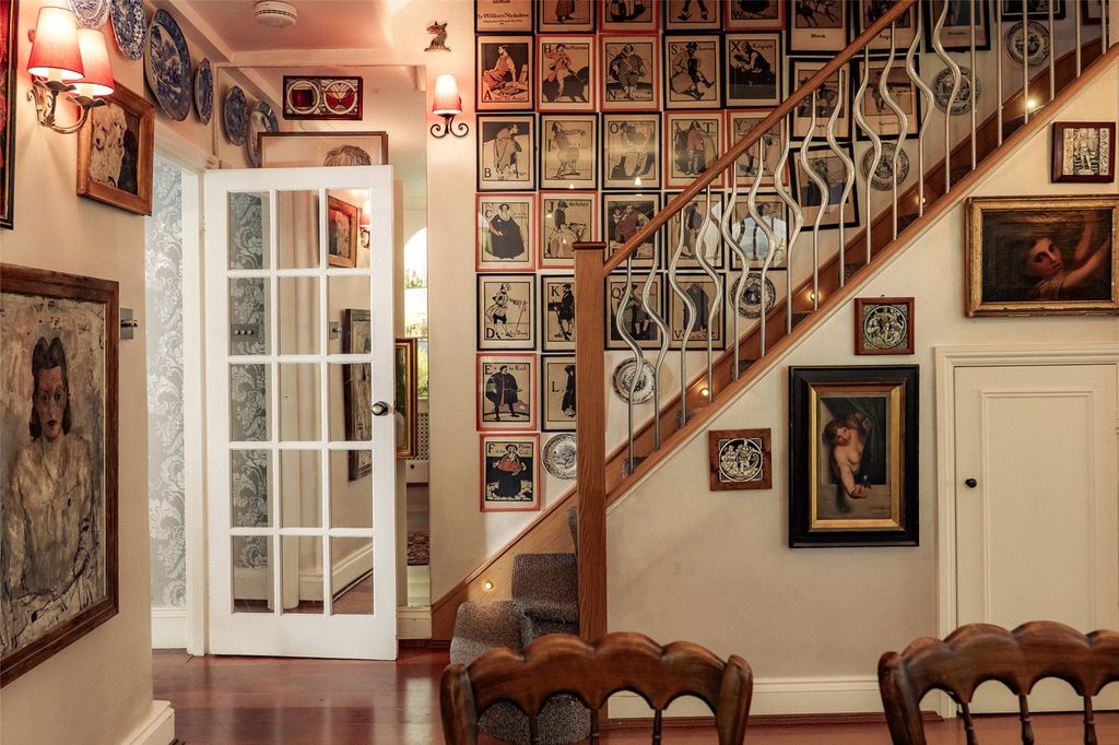 Property photo 3 of 11 Hall
