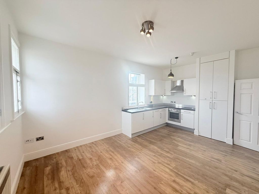 Property photo 2 of 9 Picture No. 11