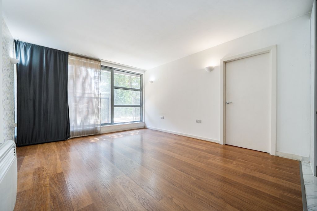 Property photo 3 of 15 5293457