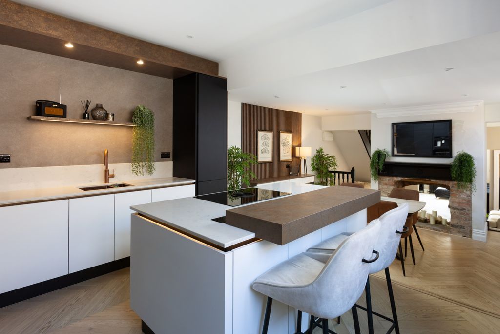 Property photo 3 of 17 Kitchen/Dining Room