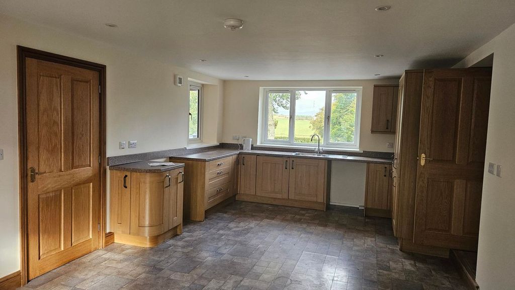 Property photo 3 of 12 Dining Kitchen