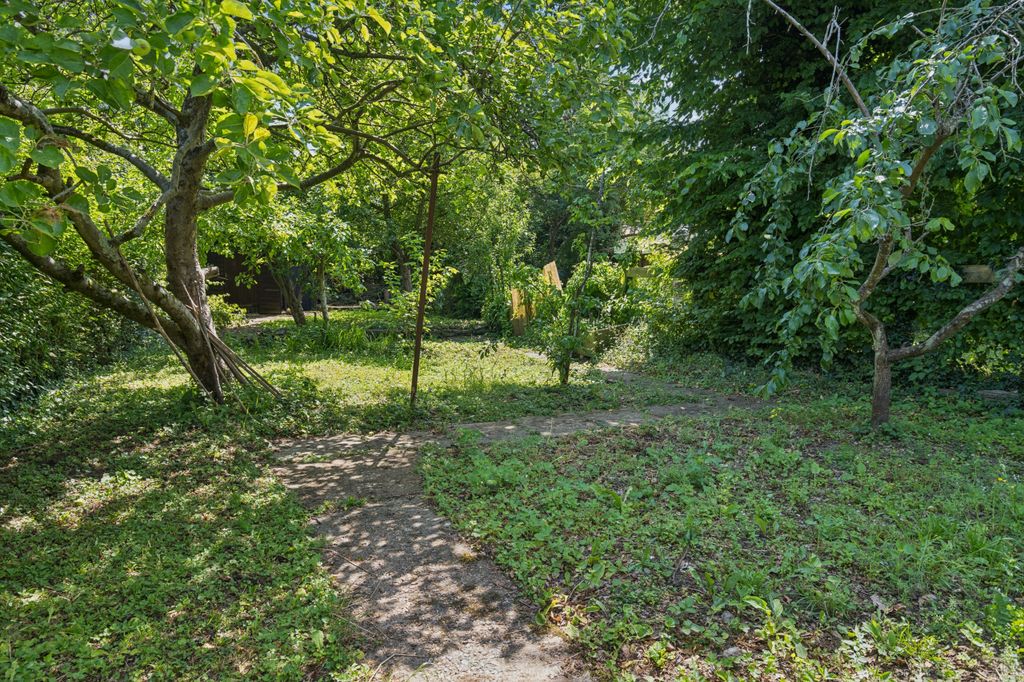 Property photo 3 of 11 Swing Gdn