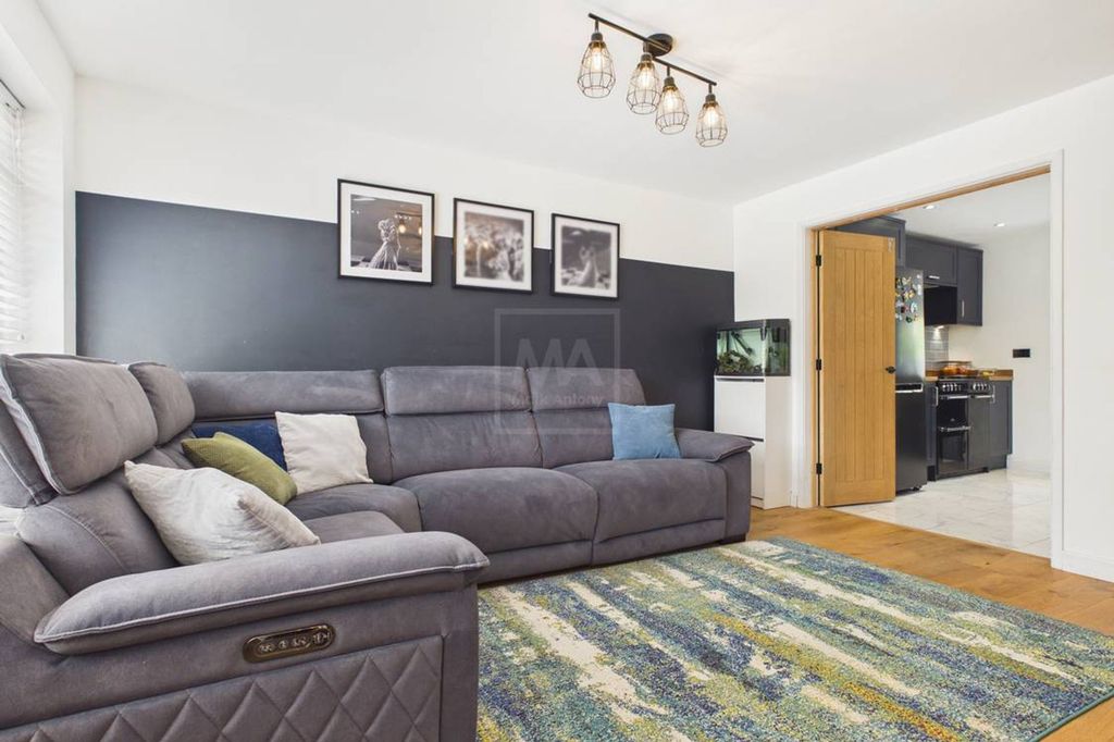 Property photo 3 of 15 Lounge