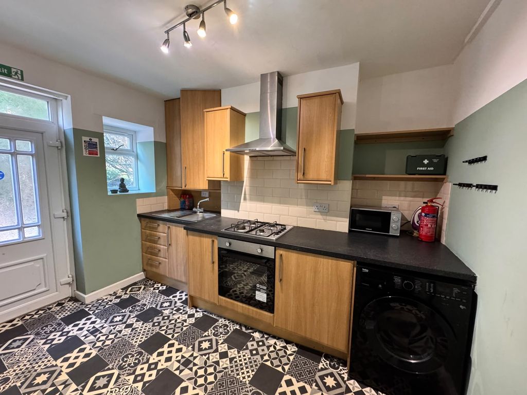 Property photo 2 of 6 Kitchen