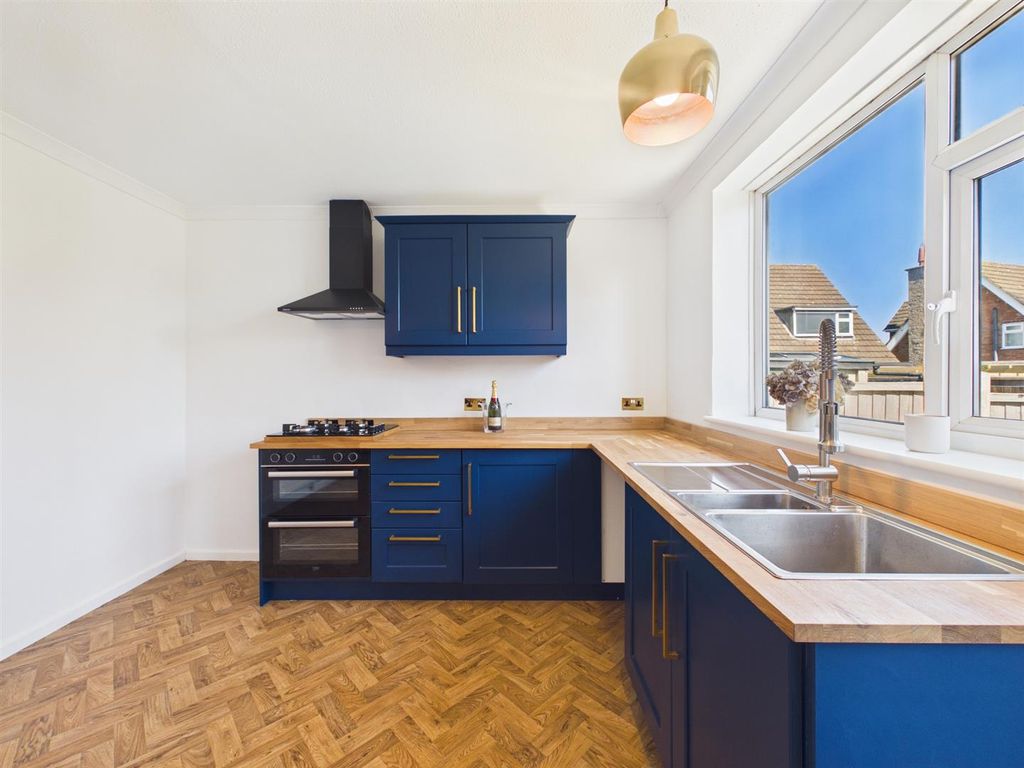 Property photo 3 of 17 Kitchen