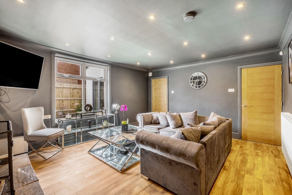 Property photo 2 of 20 The Mulberies (Whaplode)-17